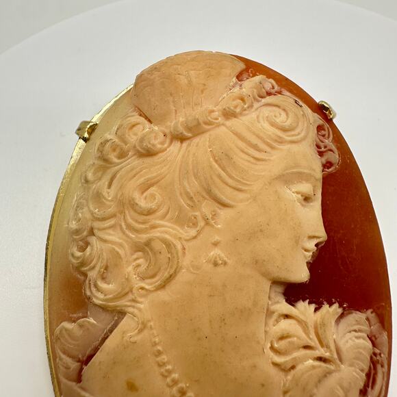 Vintage large hyper realistic plastic resin cameo gold tone oval brooch - Picture 4 of 9